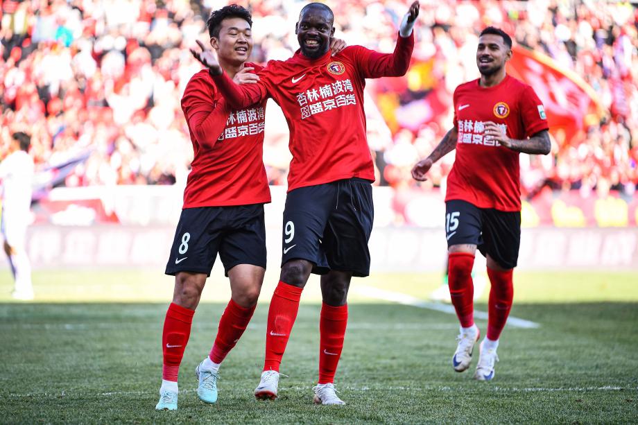 [图]姆本扎传射建功 辽宁铁人主场击败北京国安